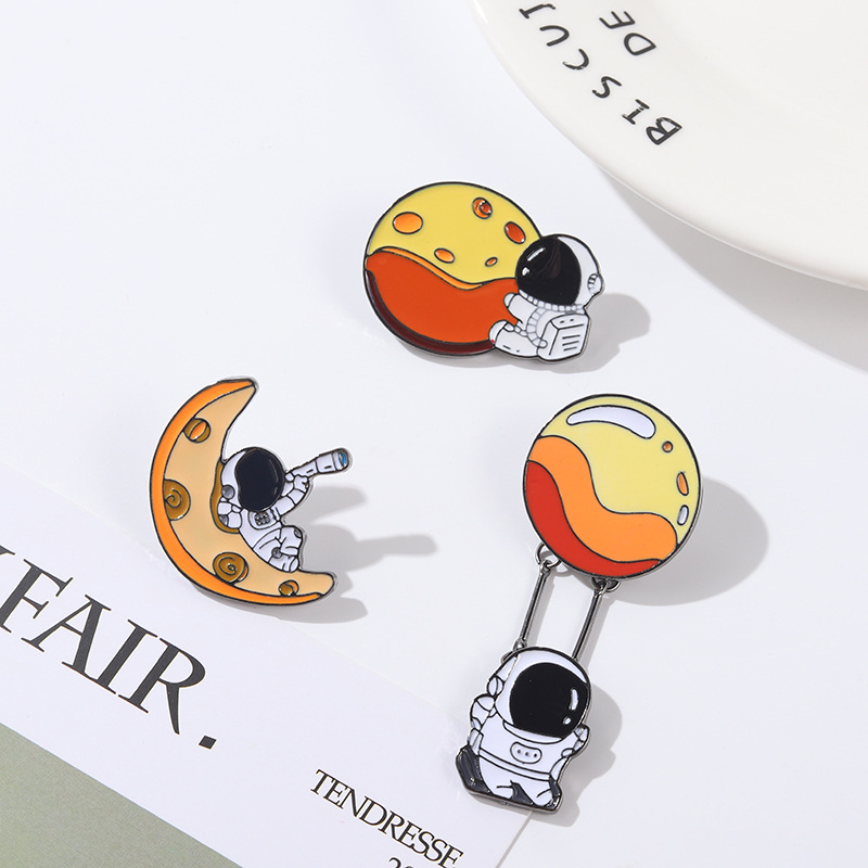 宇宙飛行士エナメルピンカスタム惑星探査熱気球金属ブローチバッ - Embroidery Bali のレビューと価格