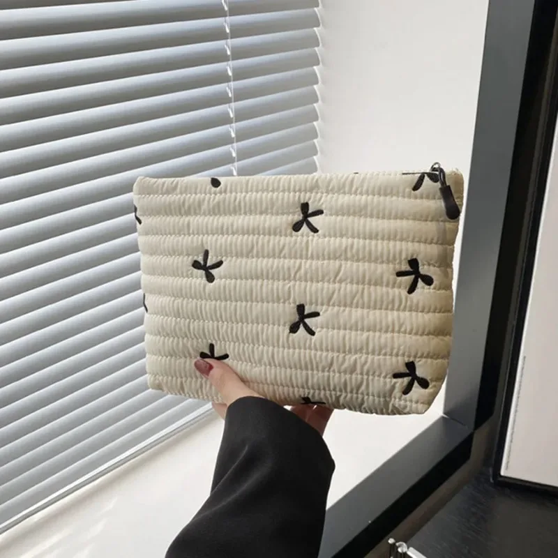 かわいいデザインの化粧ポーチ。ファスナー付きで大容量。刺繍の - Embroidery Bag のレビューと価格