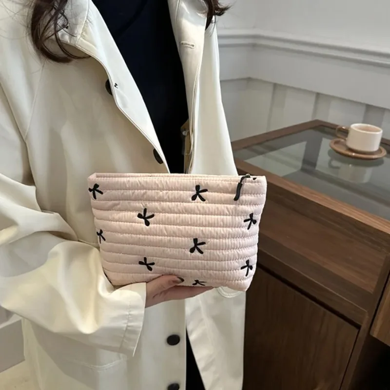 かわいいデザインの化粧ポーチ。ファスナー付きで大容量。刺繍の - Embroidery Bag のレビューと価格